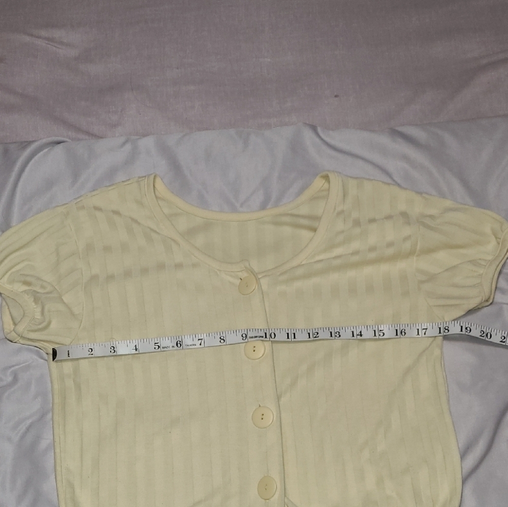 ICE brand cropped T-shirt Sz Small Yellow Cropped At Waist